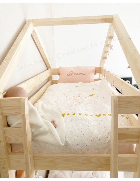 Lit à étage simple avec échelle de côté