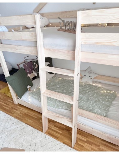 Lit à étage double avec échelle devant
